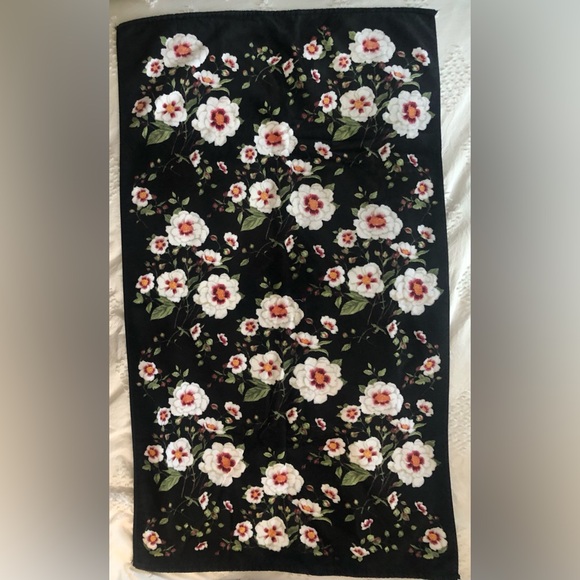 The Royal Company Black floral Towel set bundle - Picture 6 of 8